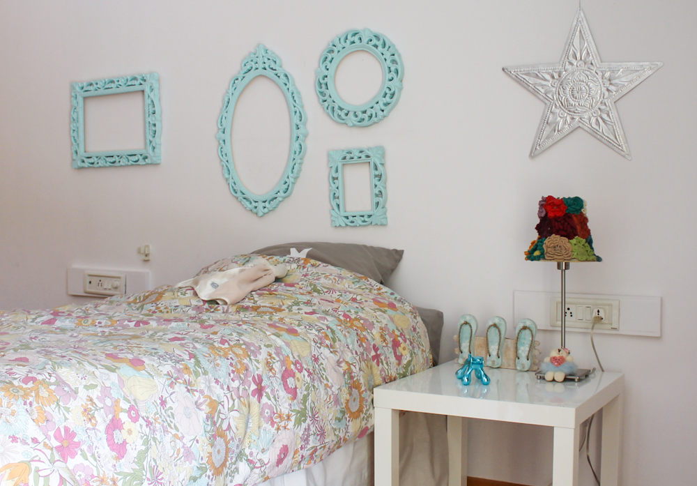 girls room with blue pompoms & frames-8