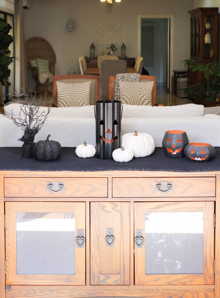 Halloween Decorations At Entryway | Chuzai Living